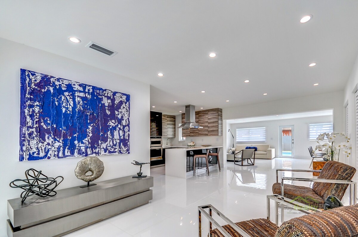 Cozy paradise,with HEATED POOL,near Airport