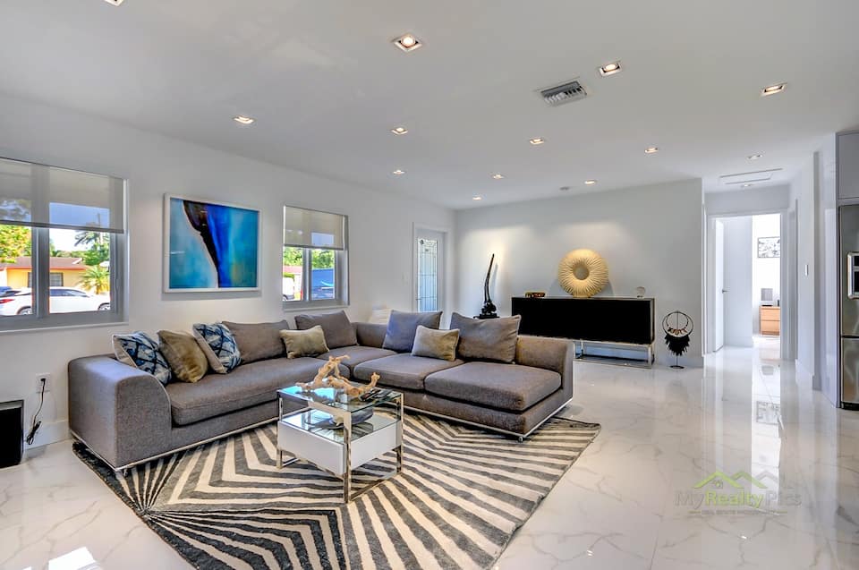 Modern home +Heated Pool, Gazebo,Amenities