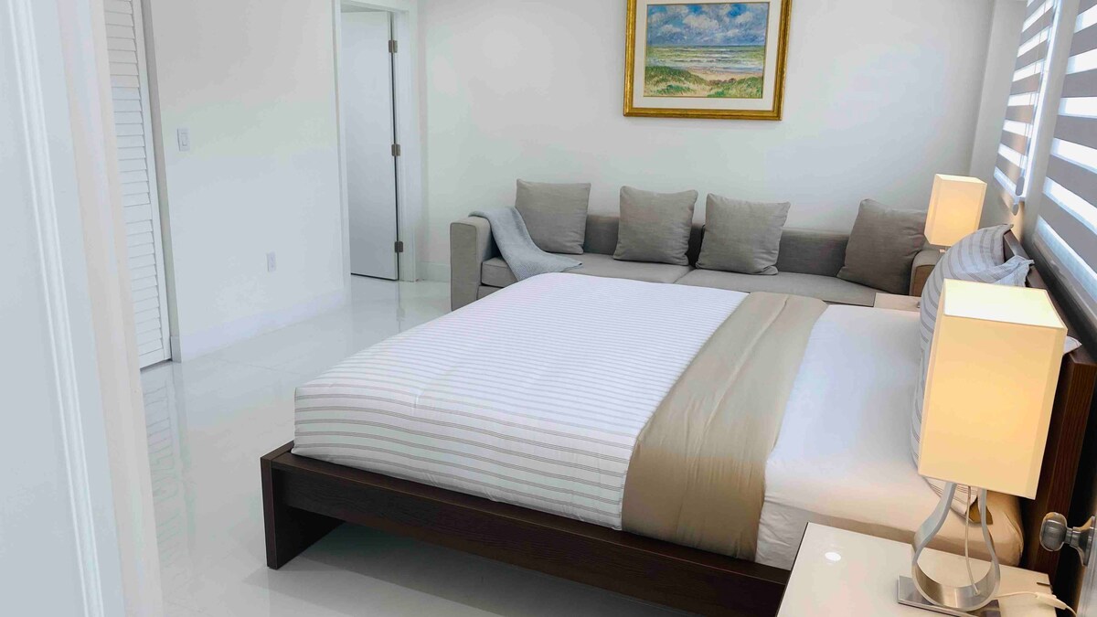 Cozy paradise,with HEATED POOL,near Airport