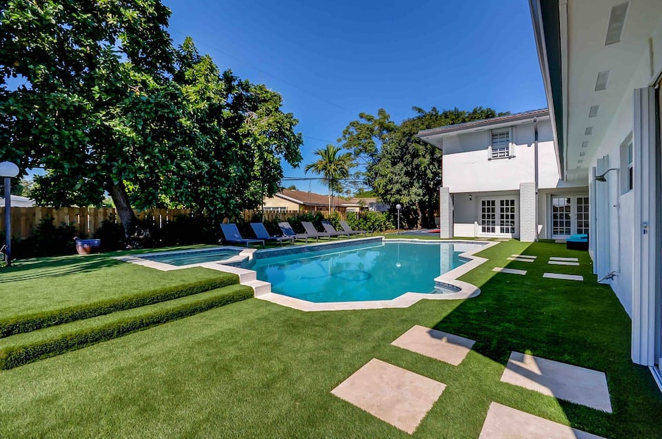 Mega Home,10BR,heated Pool, Jacuzzi,Basketball Ct
