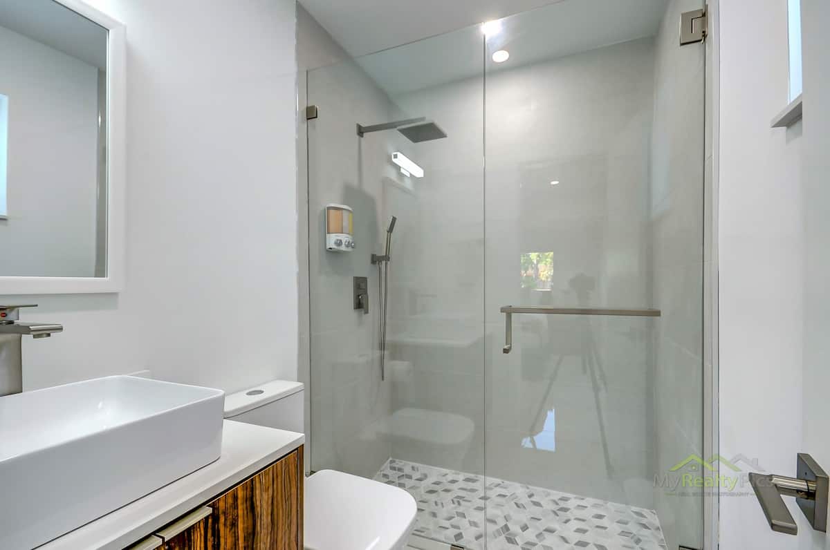 Modern home +Heated Pool, Gazebo,Amenities