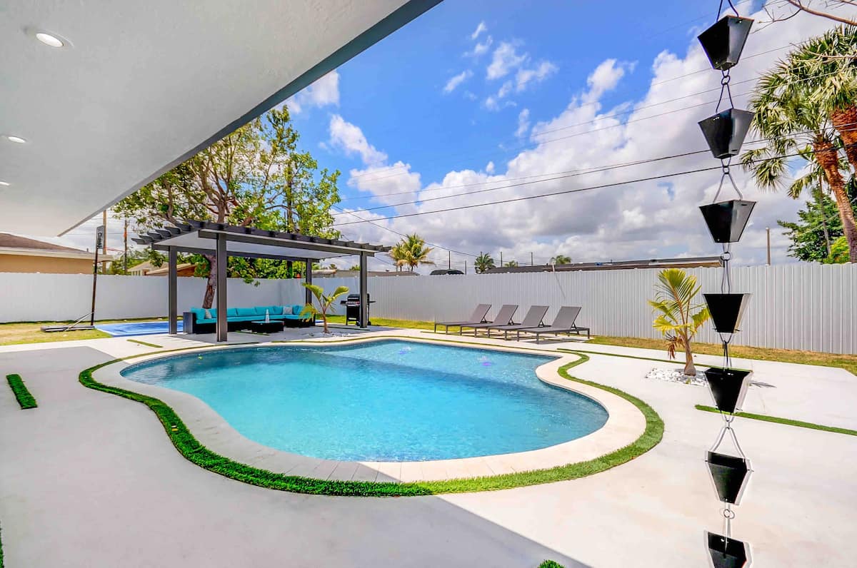 Blue Lagoon w/heated pool,basketball court